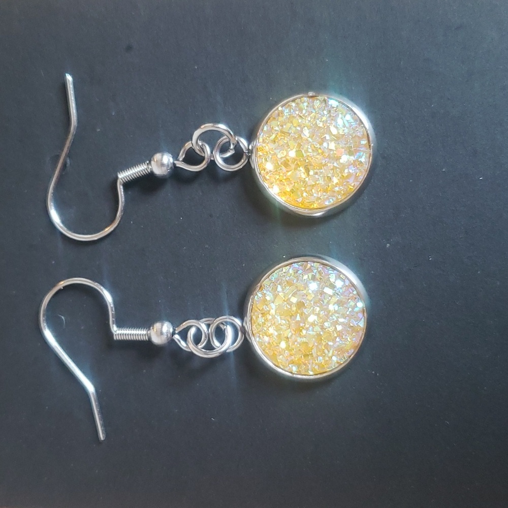 Yellow iridescent druzzy earrings 💛